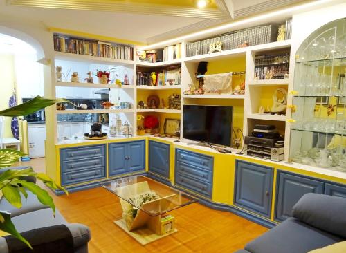 un soggiorno con scaffali blu e gialli di Centro y playa a La Coruña