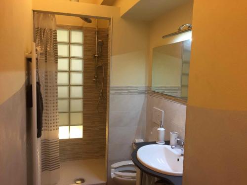 Koupelna v ubytování Lovely Apartments Barra di ferro centro Storico Cuneo