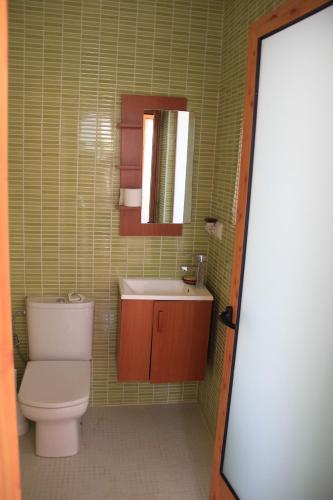 La HoradadaにあるNavegantes House, Torre Horadadaのバスルーム(トイレ、洗面台、鏡付)