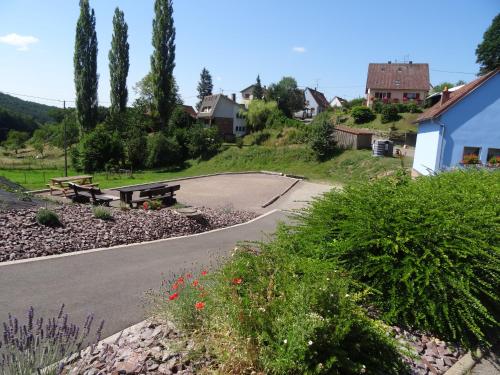 a winding road with a picnic table and a park at Gite de la Melch in Reipertswiller