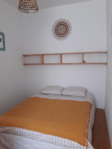 Bett in einem Zimmer mit einem Wandspiegel in der Unterkunft La Coulée Douce - Chez Antoine in Castelnaudary