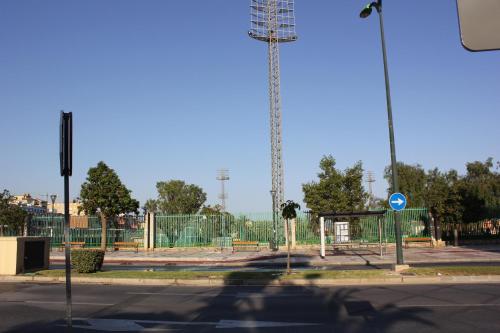 un parque de patinaje con una valla y una torre en Carlos Haya Mare Nostrum 2 en Málaga