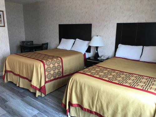 Cama o camas de una habitación en Manhattan Inn & Suites