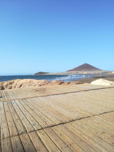 a view of the beach with the ocean in the background at Médano Dreams in El Médano