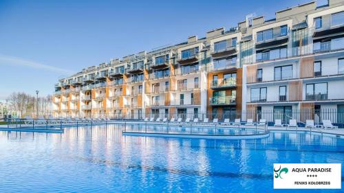 コウォブジェクにあるApartament Feniks Kołobrzeg Aqua Paradiseの大きなアパートメントビル