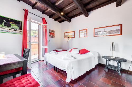 ローマにあるRomantic house with terraceのベッドルーム1室(ベッド2台、テーブル、窓付)