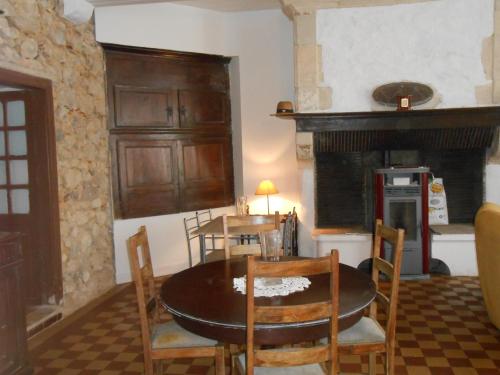 a dining room with a table and some chairs at Les Chambres d'Eugénie in Poyanne