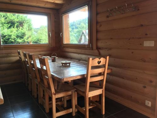 une salle à manger avec une table et des chaises en bois dans l'établissement Le Syote, à Xonrupt-Longemer