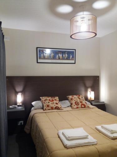 a bedroom with a large bed with two towels on it at Departamento España in Mendoza