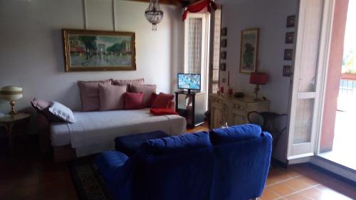 イゼーオにあるAppartamento Piuisnaのベッドルーム1室(ベッド1台、青い椅子2脚付)