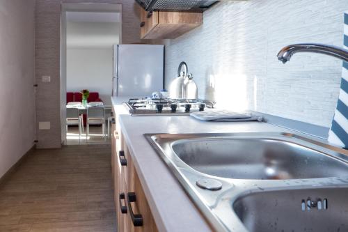 kuchnia ze zlewem i kuchenką górny piekarnik w obiekcie casa paola w mieście Vico Equense