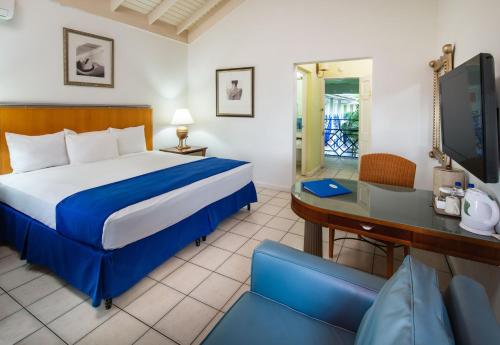 Katil atau katil-katil dalam bilik di Deja Resort All Inclusive