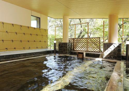 那須塩原市にある伊東園ホテル塩原の床に水のプールが備わる広い客室です。