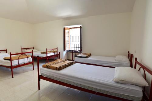 Tempat tidur dalam kamar di Ostello del Parco di Monte Cucco