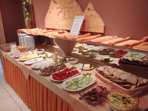 een buffet met veel verschillende soorten eten bij Pensjonat Willa Szarotka in Kluszkowce