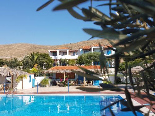 een uitzicht op een resort met een zwembad bij Orama Hotel in Sígrion
