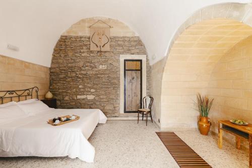 Un pat sau paturi într-o cameră la Il Borgo Ritrovato - Albergo Diffuso