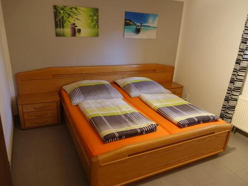 1 dormitorio con 2 almohadas en Ferienwohnung Jena-Zoellnitz, en Zöllnitz