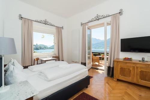 a bedroom with a large bed and a large window at Seehaus Familie Leifer in St. Wolfgang