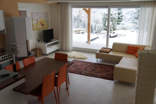 バート・クラインキルヒハイムにあるApartment Bad Kleinkirchheimのリビングルーム(テーブル、ソファ付)