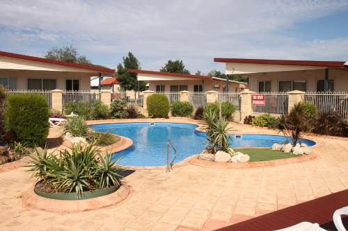 a swimming pool in the middle of a resort at Seaspray Beach Holiday Park in Dongara