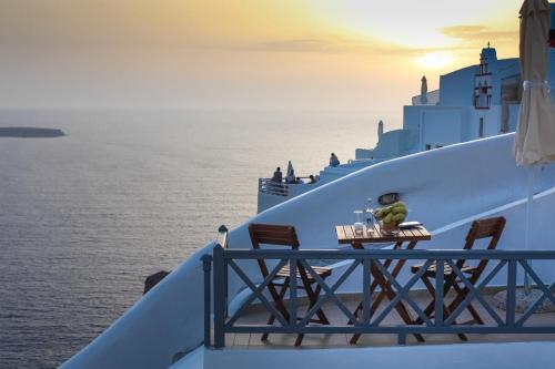 Gallery image of White Side Suites in Oia