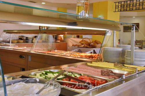 een buffet met veel verschillende soorten eten bij Lyda Hotel in Gouves