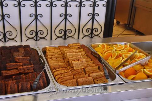 een buffet gevuld met verschillende soorten broodjes en fruit bij Lyda Hotel in Gouves