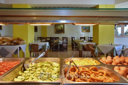 een buffet met veel verschillende soorten eten bij Lyda Hotel in Gouves