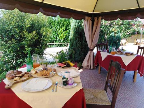 una mesa con platos de comida en la parte superior en Aia di Lazzaro Country House en Casalbore