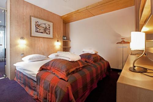 una camera d'albergo con un letto in una stanza di Fletcher Familiehotel Paterswolde a Eelde-Paterswolde