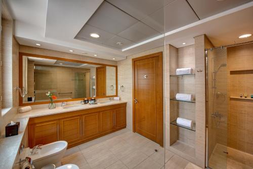 La salle de bains est pourvue de toilettes, d'un lavabo et d'une douche. dans l'établissement J5 Villas Holiday Homes Barsha Gardens, à Dubaï