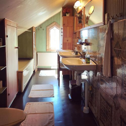 a bathroom with four sinks in a room at Klefstad gård in Linghem