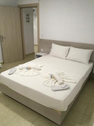 a bed with towels on top of it at Villa Martini in Kissamos