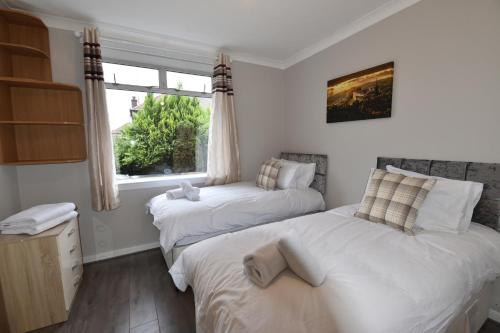 Sighthill 3 bedroom flat with Private Garden