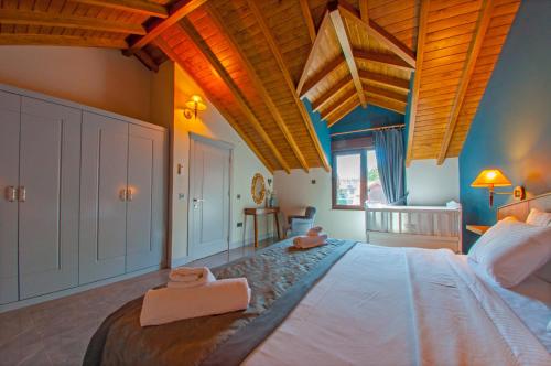 Un pat sau paturi într-o cameră la Villa Kirkpinar Sapanca
