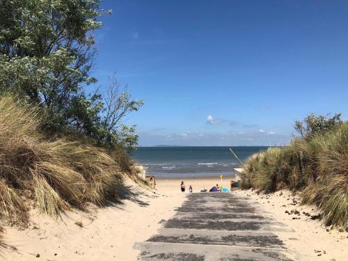 een pad naar het strand met mensen erop bij Rustenpolder kamperen en logeren in Vrouwenpolder