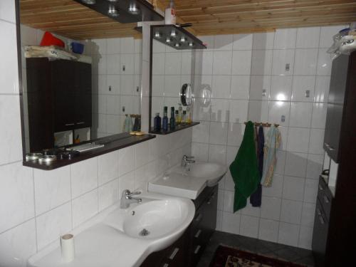 Baño con 2 lavabos y espejo en Semestervilla vid sjö en Arkelstorp