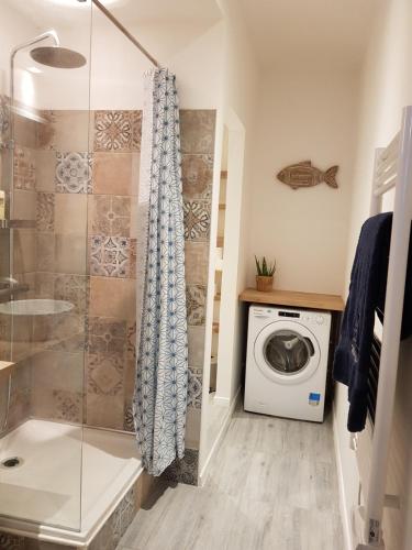 y baño con ducha y lavadora. en Coeur Vieux Port tout équipé, en Marsella