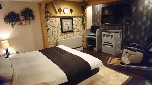 Säng eller sängar i ett rum på Hotel Birthday Kakamigahara