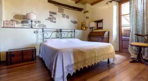 een slaapkamer met een bed, een tafel en een raam bij Casa Mazzocchi Vista su Poppi in Poppi