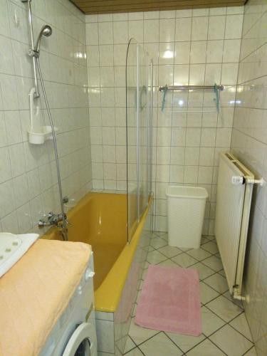 Ένα μπάνιο στο ** Ferienwohnung im Weltkulturerbe nahe Loreley