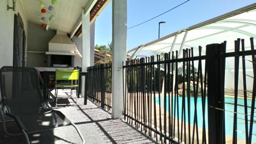 balcone con recinzione e piscina di villa provençal avec piscine a vias de 10 personnes a Vias