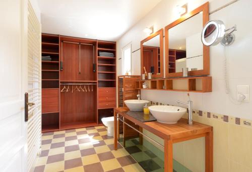 ボーモン・デュ・ペリゴールにあるVilla "Duxcaar"のチェッカーフロアのバスルーム(洗面台2台付)