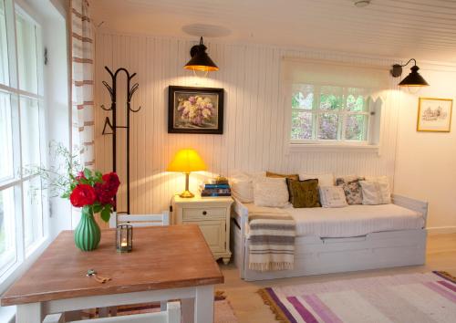 a living room with a bed and a table at Adami Country Guesthouse in Vainupea