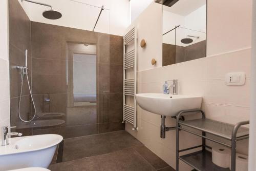 uma casa de banho com um lavatório, um chuveiro e um WC. em Casa "Le Mura" 70mq em Riva del Garda