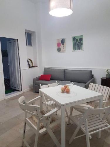 マドリードにあるMadrid City Appartmentsのリビングルーム(白いテーブルと椅子付)