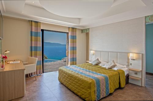 オルムトにあるDomaine Arcobiatoのベッド付きのホテルルームで、海の景色を望めます。