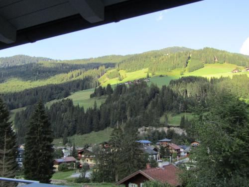 a view of a mountain with houses and trees at Appartement Heiss in Kleinarl