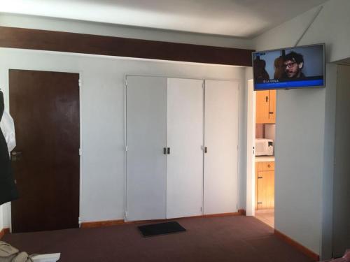 En tv och/eller ett underhållningssystem på Departamento en Bariloche